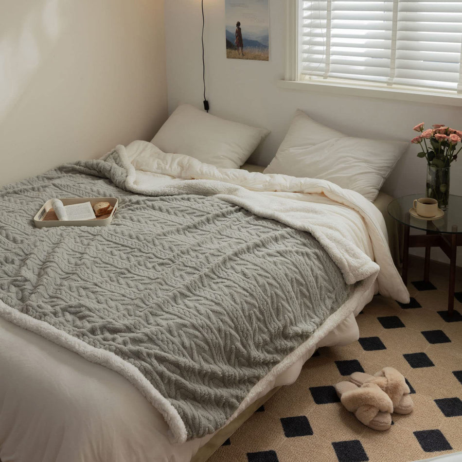 Solid Color Taff Fleece Blanket – Double Thickened Lamb Wool Jacquard Blanket for Autumn Winter, Soft & Cozy Throw